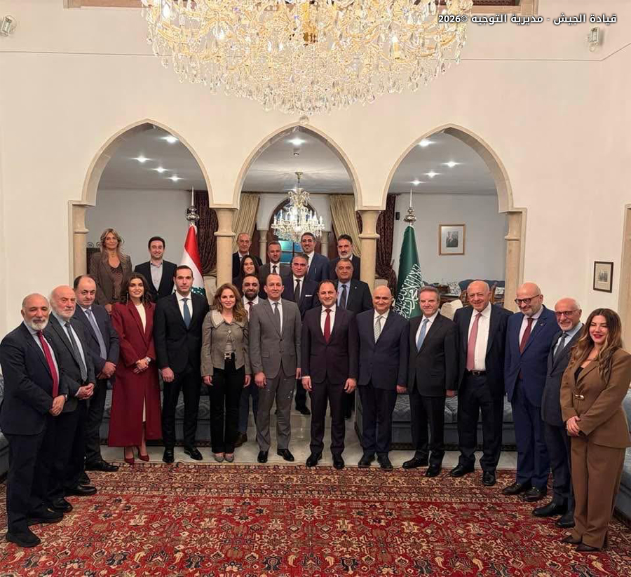 اللقاء مع العماد هيكل في السفارة. (قيادة الجيش)