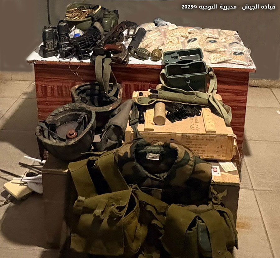 صورة للأسلحة والمخدرات المضبوطة (الجيش اللبناني). 
